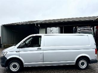 skadebil bedrijf Volkswagen Transporter 2.0 TDI 150pk 6-bak euro.6 L2/H1 Highline 3Pers - nap - 1e eig - navi - airco - cruise - carplay - pdc - trekh 2016/10