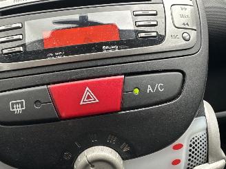 Toyota Aygo 1.0 VVT-i 68pk aut + f1 Aspiration - nap - airco - facelift - led - bleutooth - elektr ramen - slechts 75dkm picture 37