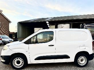 krockskadad bil bedrijf Toyota Proace City 1.5 D-4D 131pk 8-Traps aut + f1 Live - nap - camera - apple carplay + android - airco - cruise - pdc v+a 2022/8