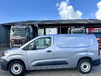 krockskadad bil bedrijf Peugeot Partner 1.5 BlueHDI 131pk 8-Traps aut + f1 Grip Long 3Pers - nap - camera - airco - carplay - 82dkm nieuw distr.riem - pdc v+a 2019/10