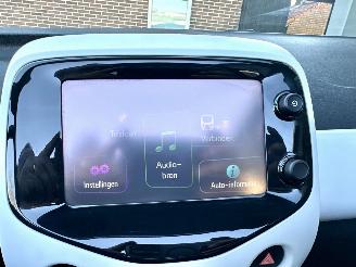 Peugeot 108 1.0 e-VTi 69pk Première CabrioTop - nap - camera - keyless entry + start - elektr dak - clima - cruise - carplay picture 48