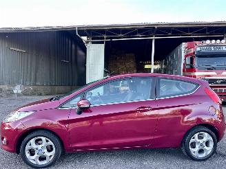 damaged passenger cars Ford Fiesta 1.25i 82pk Titanium 3drs - nap - airco - 2010/3