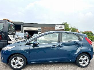 damaged passenger cars Ford Fiesta 1.25i 82pk Titanium 5drs - 94dkm nap - airco - cruise - licht + regensensor + aut dimmend binnenspiegel - lmv 2009/3