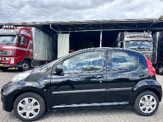 Schadeauto Peugeot 107 1.0-12v automaat 68pk XS 5drs - nap - 2009/7