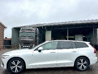 Damaged car Volvo V-60 2.0 B3 Momentum 2021/1