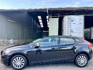 Damaged car Volvo V-40 1.6 T4 179pk automaat Summum - xenon - navi - camera - keyless - front + line + side assist 2012/12
