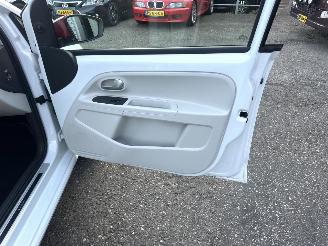 Volkswagen Up! 1.0i 65pk beats 5drs - nap - line assist - clima - cruise - pdc - privacy glass - subwoofer - licht + regensens picture 44