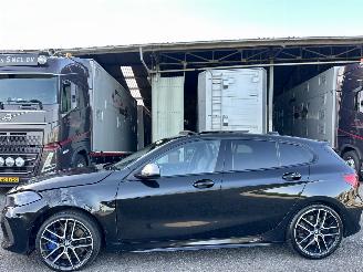 Unfallwagen BMW 1-serie M135i xDrive 306pk aut + f1 High Exe M-Sport Performance - pano - nap - hud - harman/kardon - keyless - kuipstoelen 2020/9