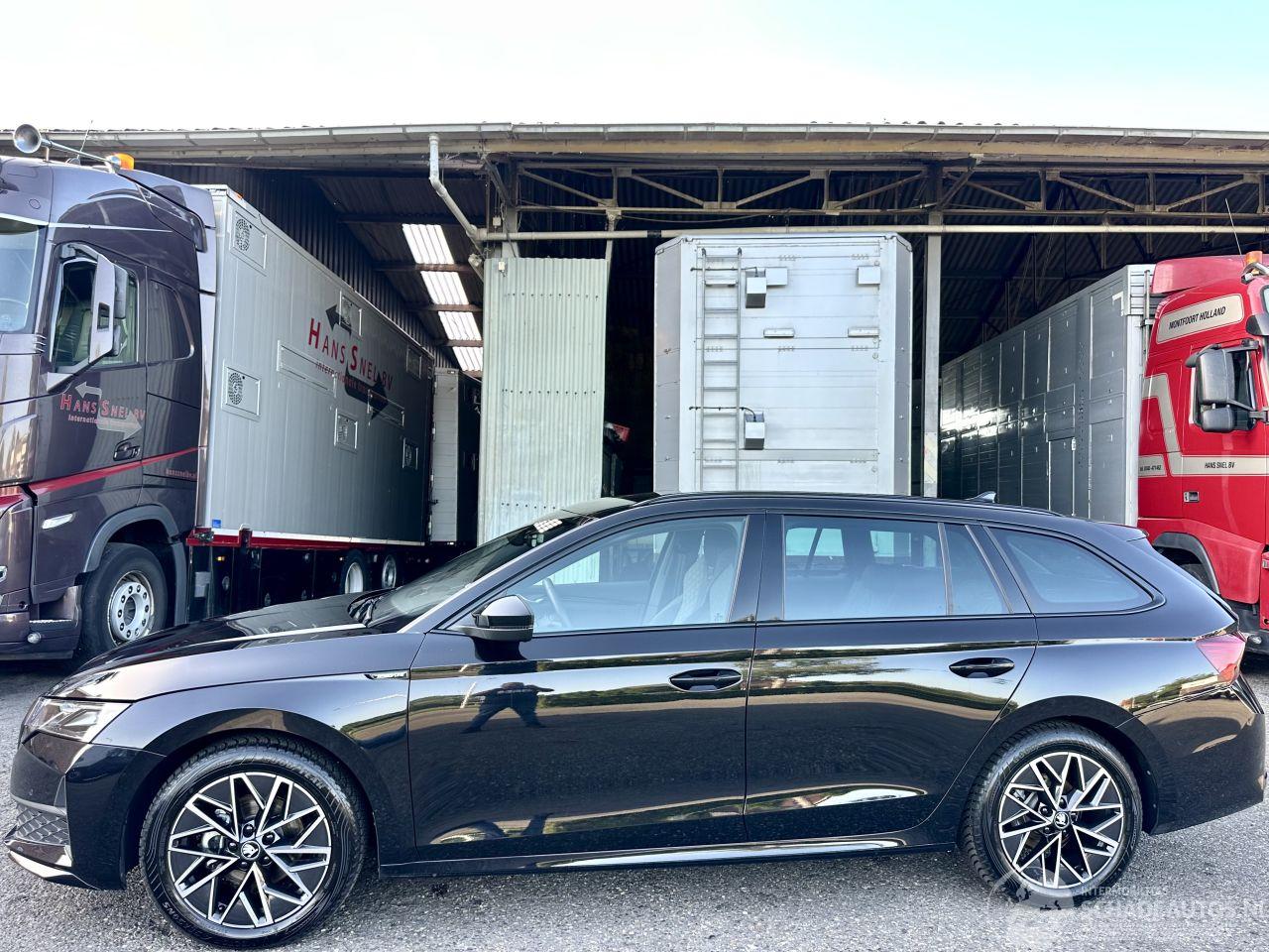 Skoda Octavia Gereserveerd 1.5 TSI MHEV Aut + f1 Sportline - nap - 1e eig - navi - camera - inkl trekh - stuurverw - front + line + side assist