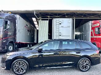 damaged passenger cars Skoda Octavia 1.5 TSI MHEV Sportline - nap - 1e eig - navi - camera - inkl trekh - stuurverw - front + line + side assist 2025/12