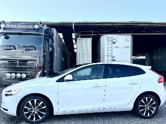 Schadeauto Volvo V-40 1.5 T3 152pk Aut + f1 Dynamic Ed - nap - pano - leer - stoelverw - navi - camera - keyless - pdc v+a 2018/9