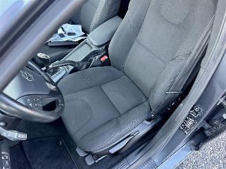 Volvo V-40 1.6 D2 114pk 6-bak Momentum - navi - camera - velgen - sfeerverl - getint glas - pdc - rijdbaar picture 38