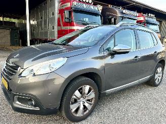 Peugeot 2008 gereserveerd 1.2 PureTech 82pk aut + f1 Allure - 33dkm nap - 1e eig - navi - pdc v+a - lmv - clima + cruise contr picture 2