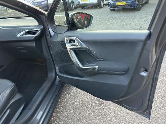 Peugeot 2008 gereserveerd 1.2 PureTech 82pk aut + f1 Allure - 33dkm nap - 1e eig - navi - pdc v+a - lmv - clima + cruise contr picture 54