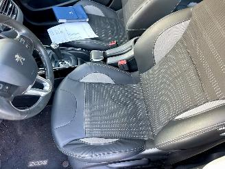 Peugeot 2008 gereserveerd 1.2 PureTech 82pk aut + f1 Allure - 33dkm nap - 1e eig - navi - pdc v+a - lmv - clima + cruise contr picture 46