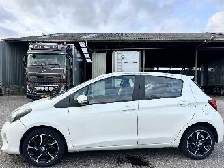 damaged passenger cars Toyota Yaris 1.3 VVT-i 99pk aut + f1 Dynamic - 48dkm nap - 1e eig - navi - cam - pdc v+a - airco - cruise - parelmoer 2015/2
