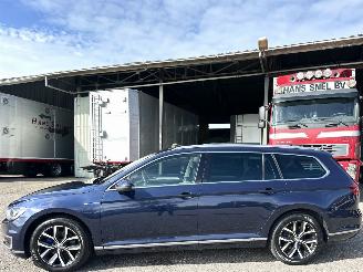Schadeauto Volkswagen Passat 1.4 TSI GTE 156pk aut Highline variant - pano - massage - stoelverw - trekh - navi - front assist 2015/12