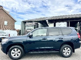 krockskadad bil bedrijf Toyota Landcruiser 2.8D-4D F 204pk aut 4WD Comfort high roof window van - nw model - leer - stoelverw - keyless - camera 2021/8
