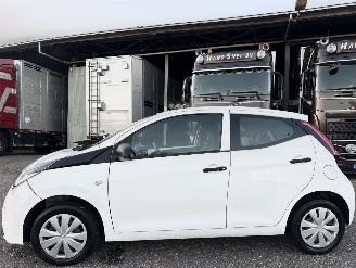 Vaurioauto  passenger cars Toyota Aygo 1.0 VVT-i 72pk X-Fun 5drs - 39dkm nap - 1e eig - airco - cruise - esp - elektr ramen - rijdbaar 2021/7