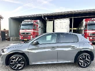 Voiture accidenté Peugeot 208 1.2 Hybrid 136pk aut + f1 GT-Line - 7451km nap - 2025/12