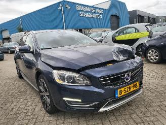 uszkodzony samochody osobowe Volvo V-60 Volvo V60 2.4 D6 AWD Plug-In Hybrid Summum 1e eigenaar 2013/12