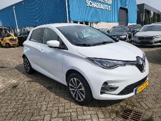 Vaurioauto  passenger cars Renault Zoé incl accu INTENSE  51 KW met CCS lader  8000 km GEEN SCHADE technisch probleem 2020/6