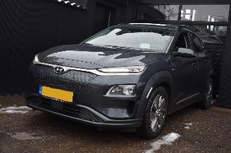 Unfallwagen Hyundai Kona 64Kwh Limited 204Pk 3Fase 100% Soh *Navi/Clima/Leder/Stoelverwarming/Schuifdak 2020/12