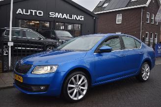 krockskadad bil auto Skoda Octavia 1.6 Tdi Elegance Businessline 105Pk *Navi/Clima/Stoelverwarming/Xenon 2013/11