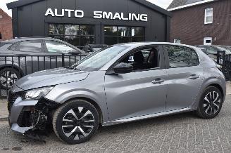 damaged passenger cars Peugeot 208 1.2 Hybrid 101Pk e-DCS6 Style *Navi/Clima 2024/11