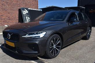 Schadeauto Volvo V-60 2.0 T6 Plug-in Hybrid AWD Plus Dark 253Pk *Navi/Clima/Camera/Panorama/Stoelverwarming 2024/7