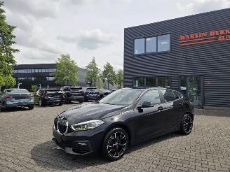 damaged passenger cars BMW 1-serie 1.8i Benz  / LED / STUUR & STOELVERW 2022/3
