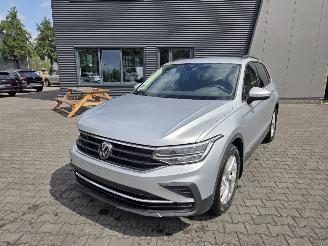 Vaurioauto  passenger cars Volkswagen Tiguan 1.5 TSi 110kw / Dig Cockpit / Stoelverw / Navi / Camera 2024/1