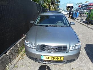 uszkodzony samochody osobowe Audi A4 Avant 2.0 Benzine 2002/3