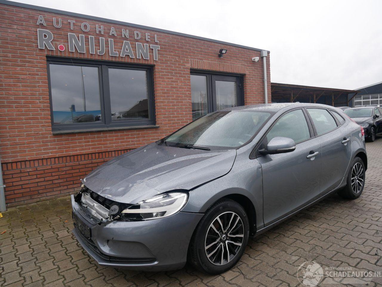 Volvo V-40 MOMENTUM LED