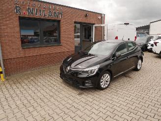 Damaged car Renault Clio  2021/12