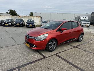 Vaurioauto  passenger cars Renault Clio 0.9 Tce Expression 2013/6