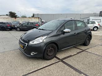damaged passenger cars Peugeot 208 1.2 VTI Envy 5drs 2013/9