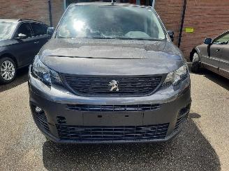damaged passenger cars Peugeot Partner 1.2 110Pk Partner Premium 2x schuifdeuren & Achter deuren PDC Voor & Achter 2023/12