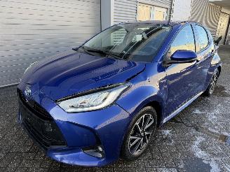 Vaurioauto  passenger cars Toyota  Yaris 1.5-l-VVT-i Hybrid CVT Luxury fahrbereit 2021/8