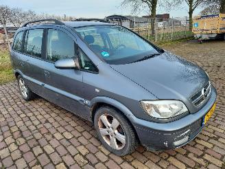 krockskadad bil auto Opel Zafira 7 persoons + Automaat 2004/3