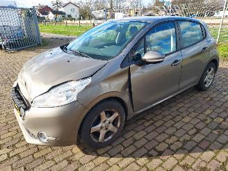skadebil auto Peugeot 208 1.2i euro 5 nieuwe apk 2012/9