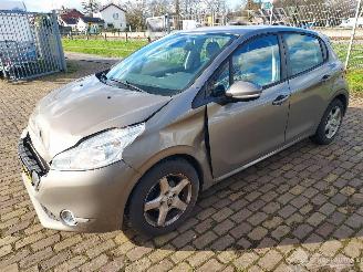 krockskadad bil auto Peugeot 208 1.2 i  5 deurs euro 5 2012/9