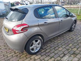 Peugeot 208 1.2 i  5 deurs euro 5 picture 4