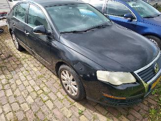 damaged passenger cars Volkswagen Passat Sedan 1.6 benzine 2005/6