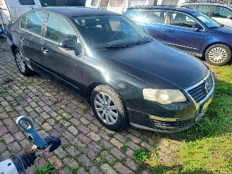 damaged passenger cars Volkswagen Passat Sedan 1.6 benzine 2005/6