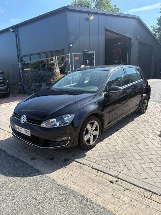 damaged passenger cars Volkswagen Golf 1.2 tsi automaat highline 2013/2