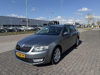 Voiture accidenté Skoda Octavia 1.2 TSI 77Kw Clima - Navi 2013/9