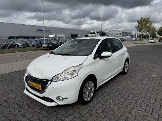 Damaged car Peugeot 208 1.2 VTI 60Kw AIRCO NAVI 2014/3