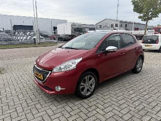 Coche accidentado Peugeot 208 1.2 60Kw AUTOMAAT Clima - Navi 2015/2