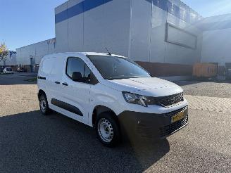 damaged commercial vehicles Peugeot Partner 1.5 HDI 73kw Airco - Navi - Euro6 2022/2